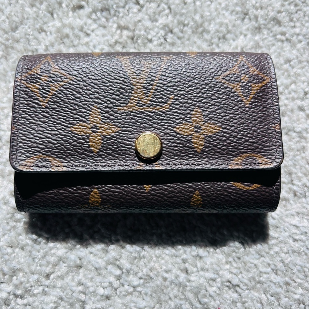 Authentic Louis Vuitton Monogram Key Holder. Burgundy interior w/ Gold Hardware.